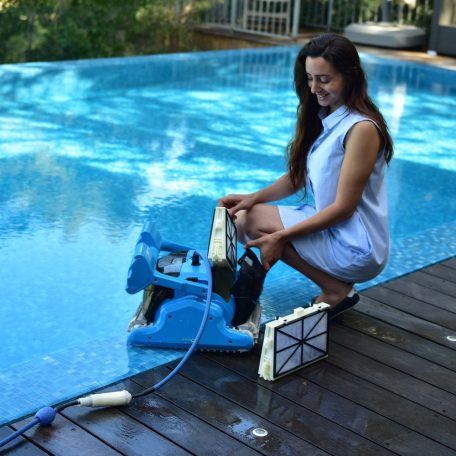 Maytronics Dolphin F60 automata vízalatti medence porszívó robot